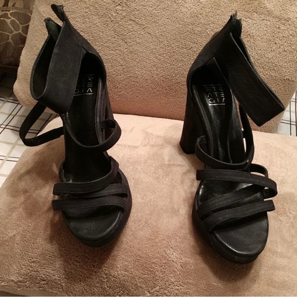 Strategia navy blue heels 8 1/2 4in heel